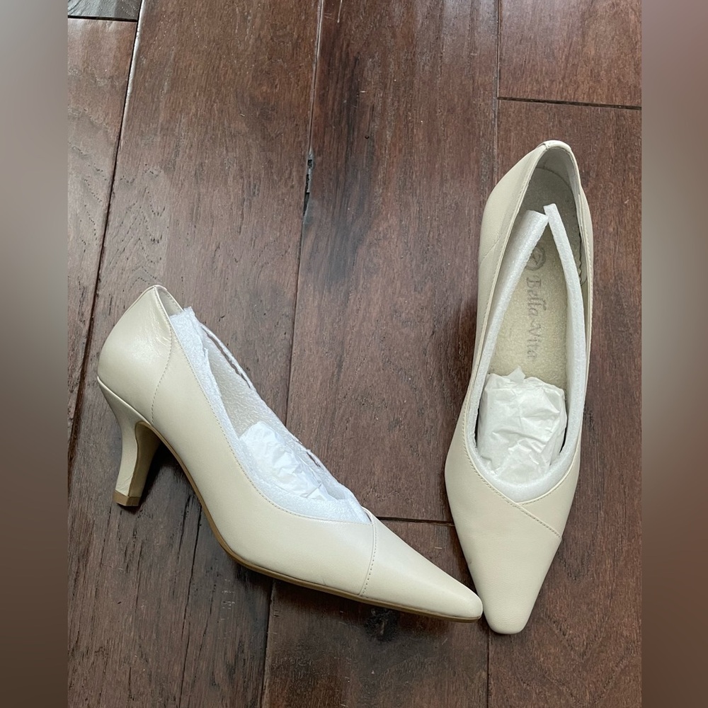 Bella Vita Leather Pointed Toe Pumps